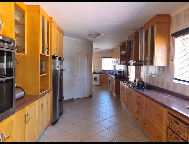 6 BEDROOM FREESTANDING FOR SALE IN BROADLANDS ESTATE